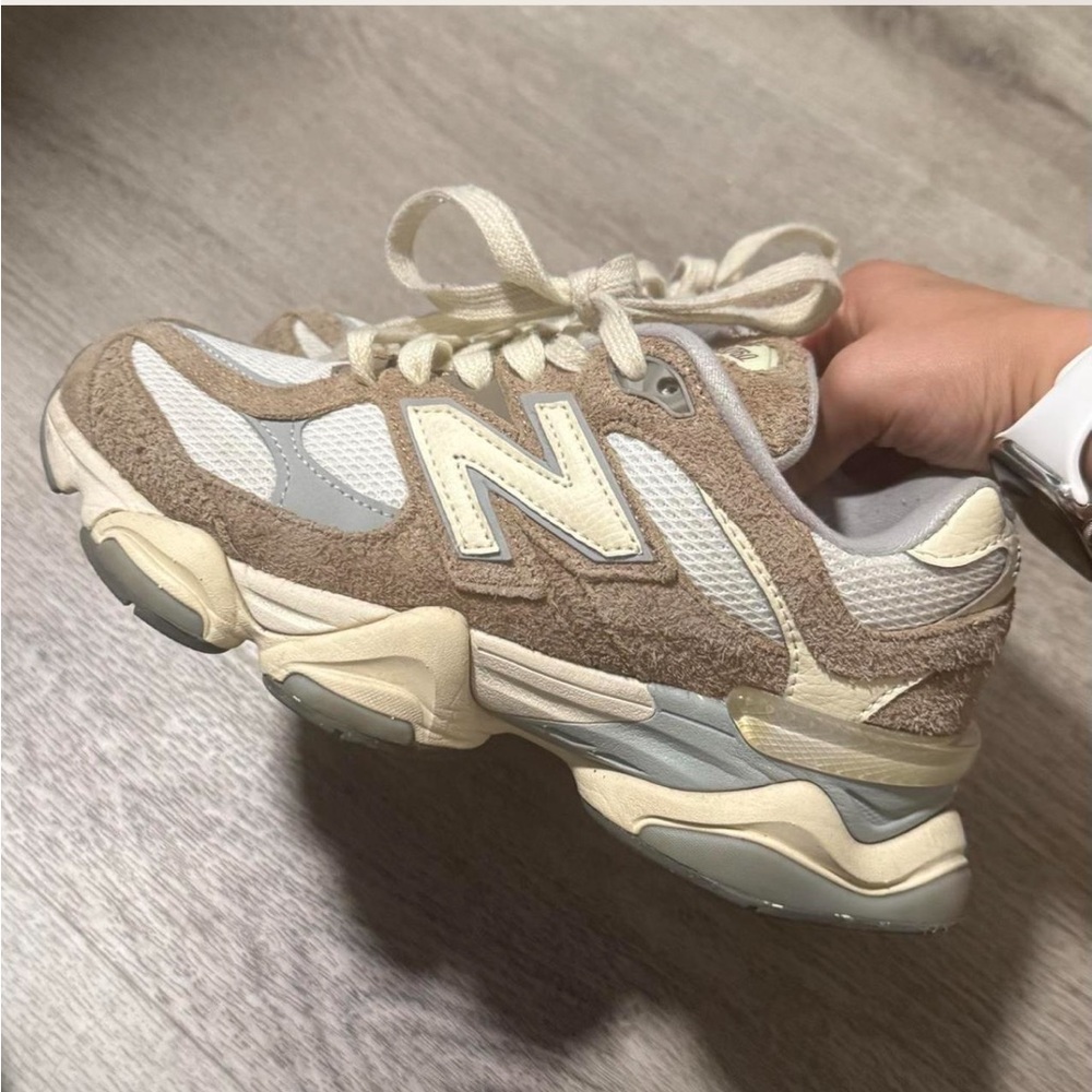 New Balance Women's Shoes in Cream and Tan